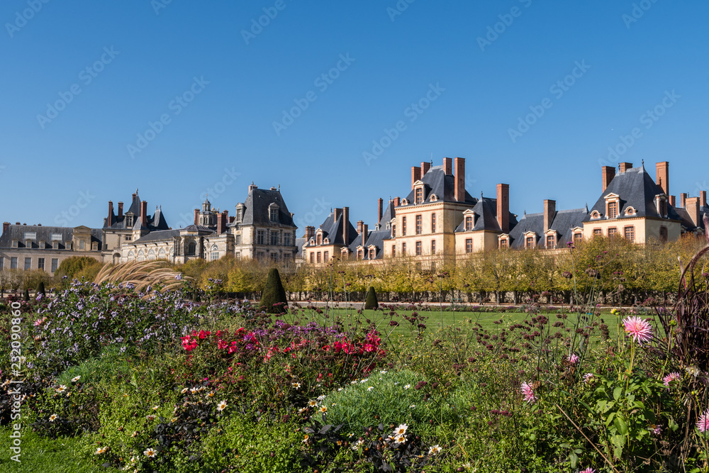 Château de Fontainebleau en Seine et Marne vu des jardins
