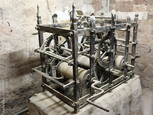 Canvas Print The old gear and counterweight mechanism of a bell tower clock in the Colegiata