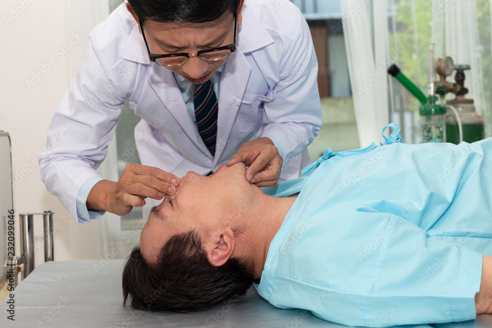 Obraz premium Doctor in the hospital talking and demonstrating first aid, compressions and reanimation procedure.healthy concept