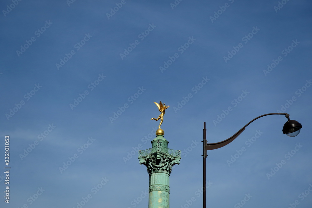 Génie de la Bastille, ciel bleu et lampadaire