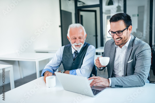 Foto Successful senior and junior businessman on a meeting.