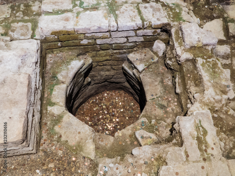 Obraz premium Roman well with coins