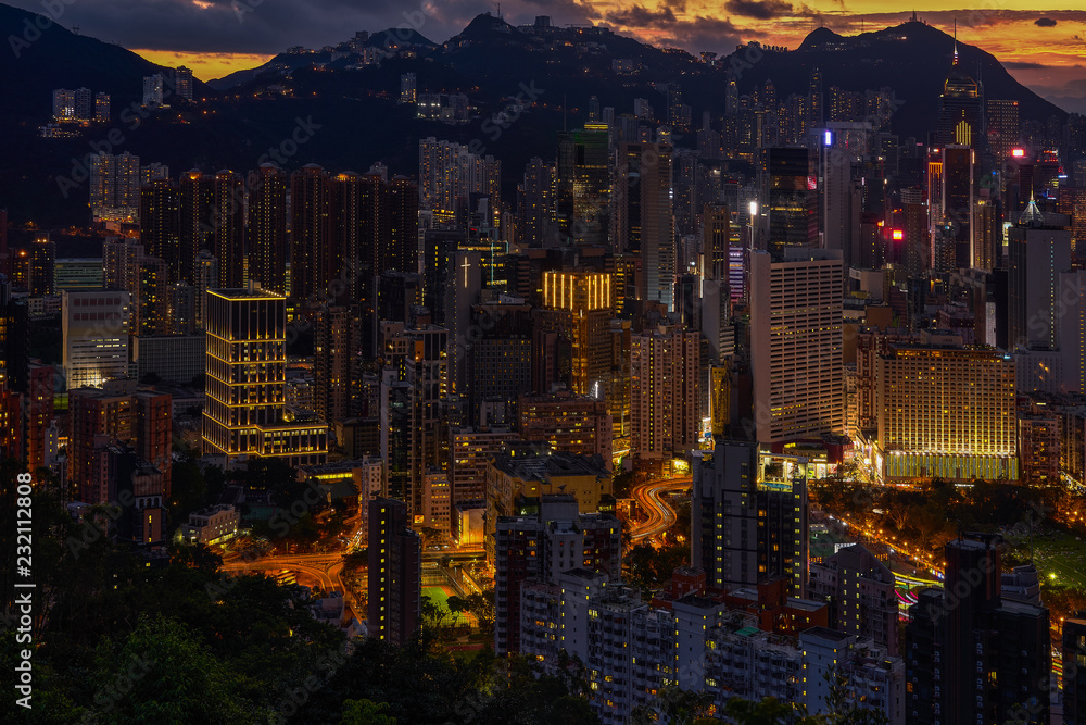 Obraz premium cityscape with sunset twilight skyline