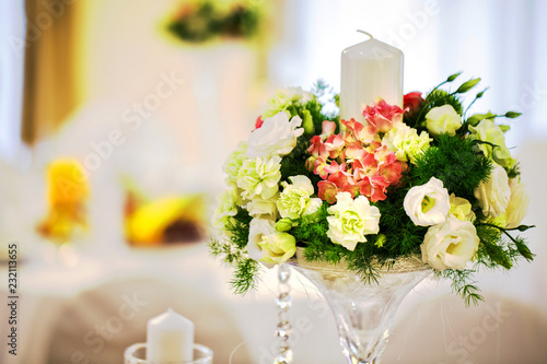 Dekoracja świątecznego z kwiatów na stole