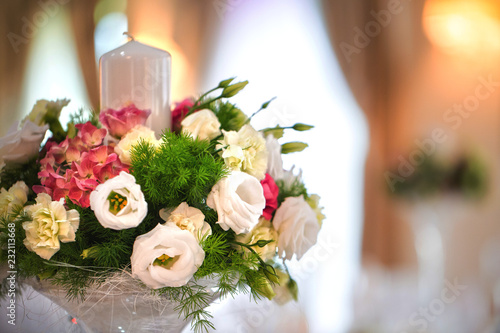 Dekoracja świątecznego  z kwiatów na stole