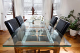 Szklany stół wraz z krzesłami w gościnnym pokoju
