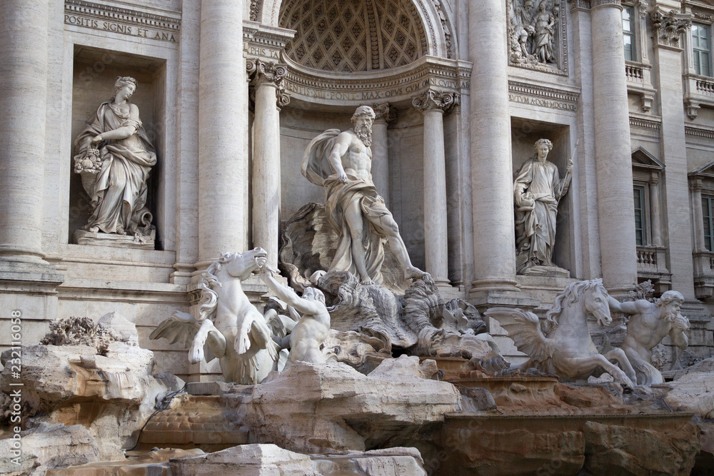 Detalle de esculturas de la Fontana de Trevi Roma Italia