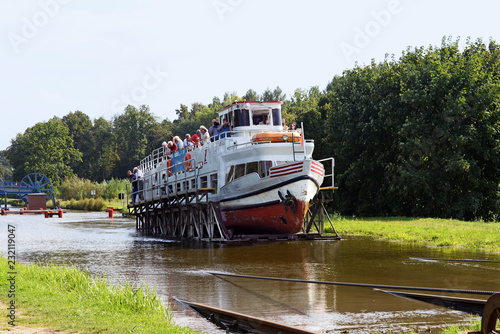 Fototapeta Naklejka Na Ścianę i Meble -  Schiff auf dem Rollberg am Elblagkanal