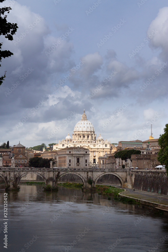 Vista del río Tíber, puente Sant'Angelo y Basílica de San Pedro Roma