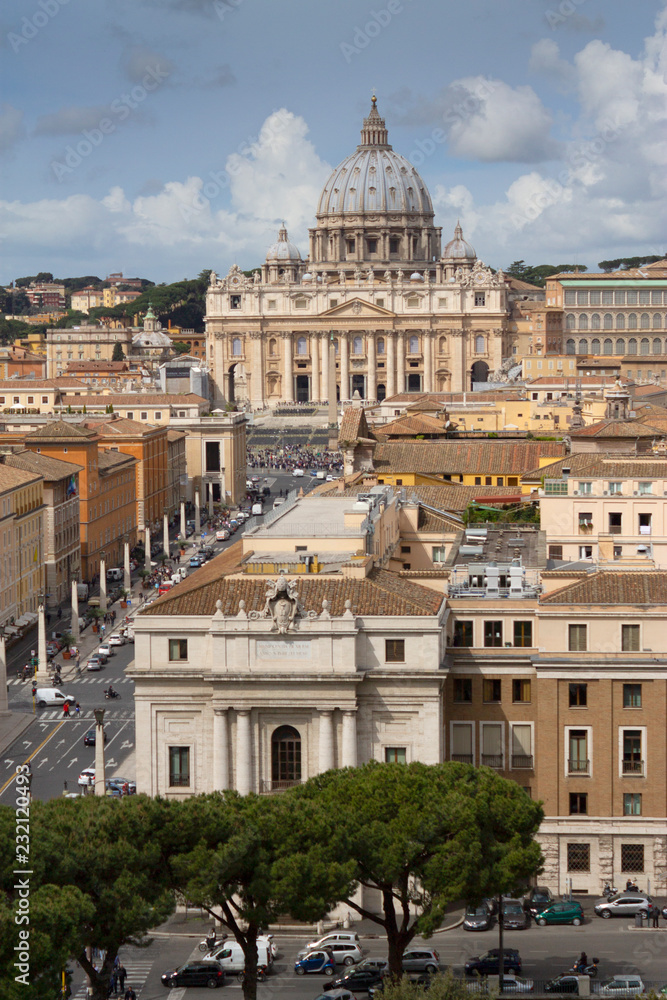 Bonita vista panorámica de la ciudad de Roma y la Basílica de San Pedro