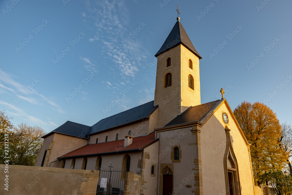 Belle et simple église avec son clocher en France sur fond de ciel bleu
