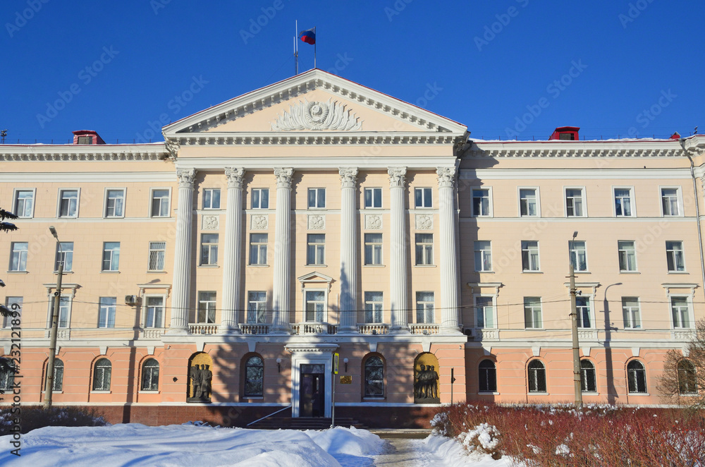Naklejka premium Arkhangelsk, Russia. The building of the internal Affairs of the Arkhangelsk region on Voskresenskaya street in Arkhangelsk