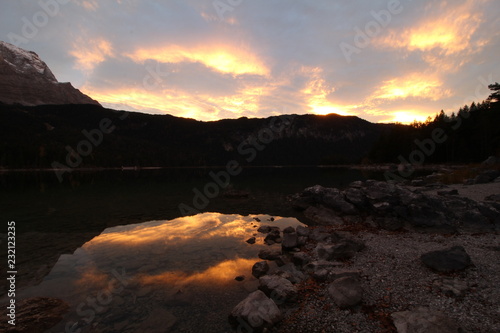 Sonnenuntergang am Bergsee I © tigerlily86