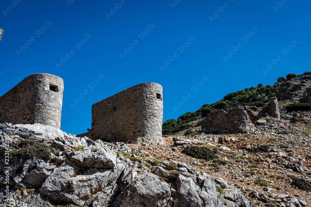 Alte zerstörte Windräder auf Kreta, Griechenland