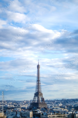 Widok w kierunku Wieży Eiffla w Paryżu