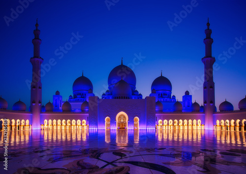 Bild auf Leinwand Sheikh Zayed Grand Mosque in Abu-Dhabi illuminated in the dusk