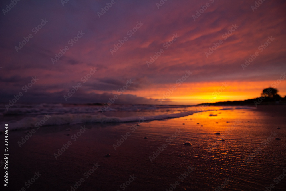 Der Himmel über der Ostsee leuchtet orange während des Sonnenaufgangs