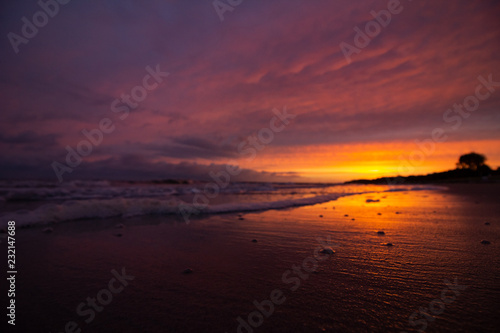 Der Himmel   ber der Ostsee leuchtet orange w  hrend des Sonnenaufgangs