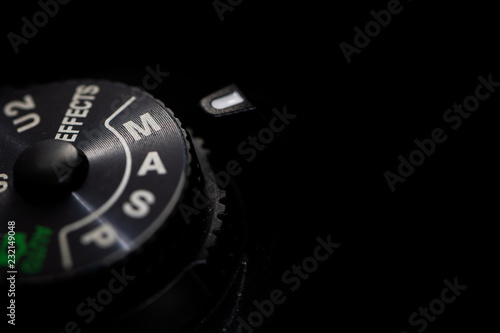Foto Close-up macro shot of a modern digital SLR camera with the dial in Manual Mode