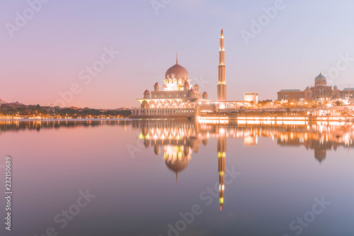 湖面に映るピンクモスク
