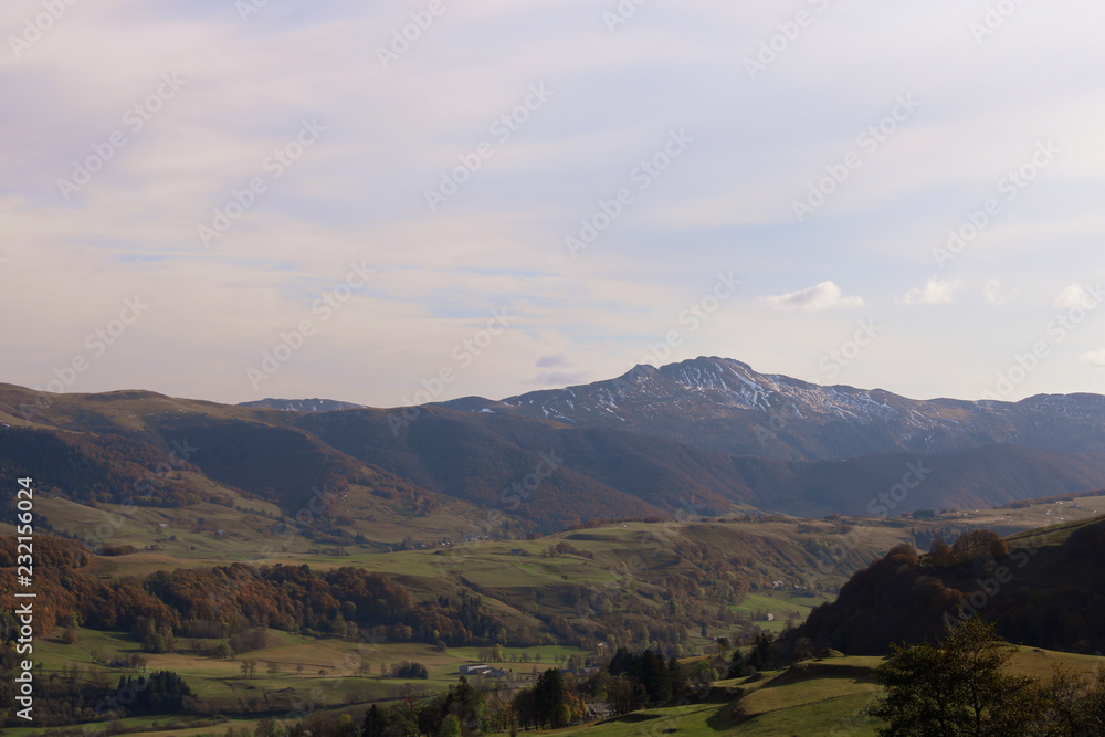 Fototapeta premium Vue sur Peyre Arse, Cantal, France