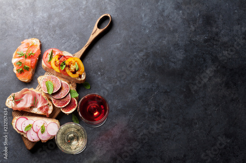 Plakat Brushetta or spanish tapas set with wine