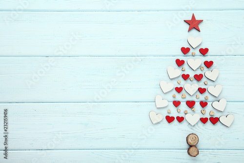 Obraz na płótnie Small hearts in shape of christmas tree on wooden table w salonie