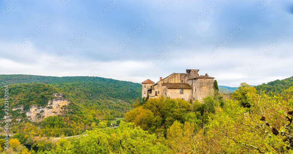 Village médiéval de Bruniquel en Occitanie, France