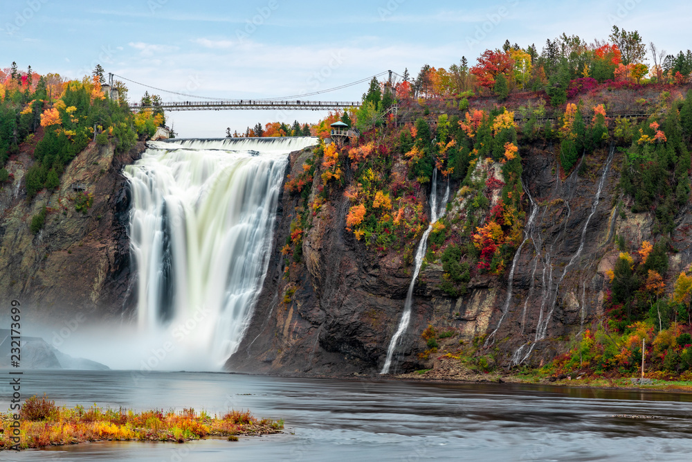 Naklejka premium Montmorency Falls i most jesienią z kolorowymi drzewami