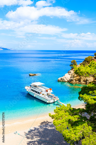 Obraz na plátně Tourist boat anchoring at beautiful Apella beach on Karpathos island, Greece