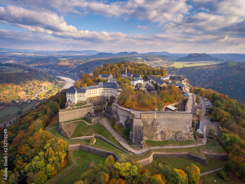 
Königstadt, sächsische Schweiz, Festung Königstein im Herbst.