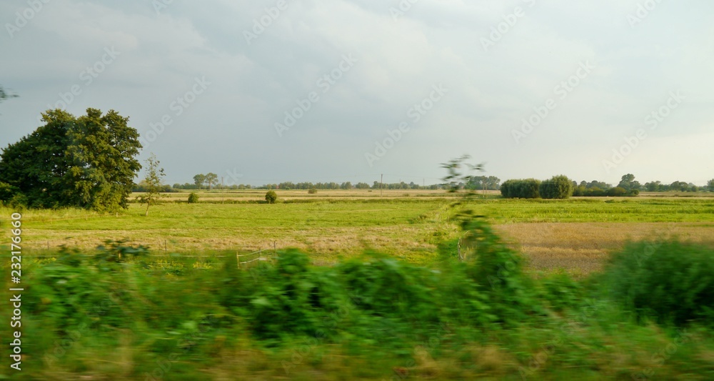 Fototapeta premium Vorbeiziehendes Land