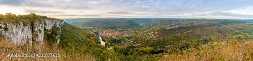 Photos Panorama de la vallée de l'Aveyron à Saint-Antonin-Noble-Val, Occitanie, France