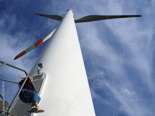 Pala eolica nel vento modella capelli