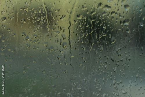 Gotas de lluvia en la parabrisas de un carro 