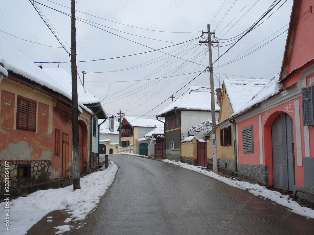rue enneigée en Transylvanie