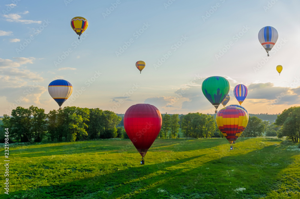 Obraz premium Many balloons at sunset sky background 