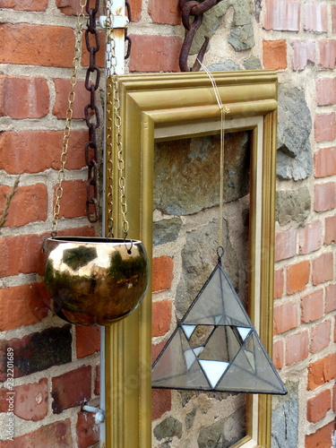 Stillleben mit goldenem Bilderrahmen und altem Trödel vor einer rotbraunen Backsteinfassade im Sommer auf dem Flohmarkt bei den Golden Oldies in Wettenberg Krofdorf-Gleiberg bei Gießen in Hessen photo