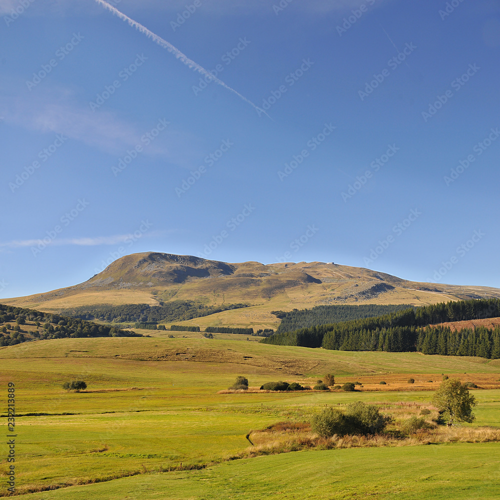Fototapeta premium Les monts d'Auvergne, France