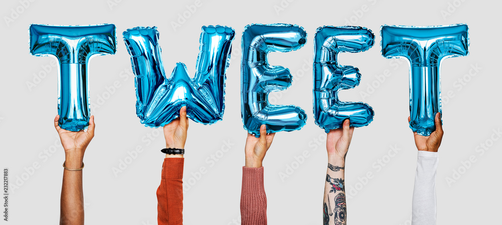 © Rawpixel.com - Hands showing tweet balloons word © Rawpixel.com - Hands showing tweet balloons word