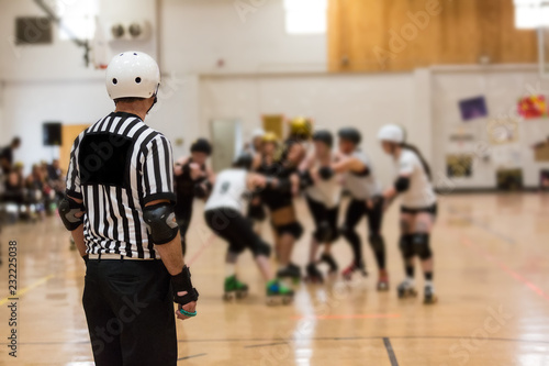 Canvas Print Roller derby referee watches teams for penalties