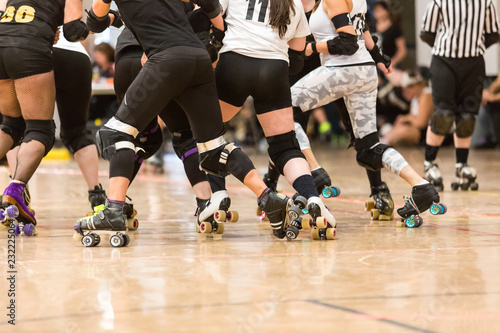 Fotobehang Roller derby players compete against each other