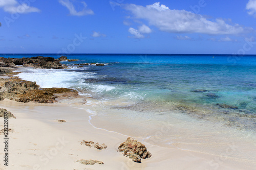 Fototapeta Naklejka Na Ścianę i Meble -  Ocean coast with white sandy coast and turquoise colorful waters