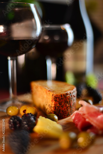 Fototapeta Naklejka Na Ścianę i Meble -  vinos , quesos y jamon prosciutto