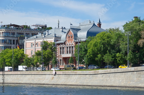 Obraz na plátně Summer view on Prechistenskaya embankment and the former mansion of I