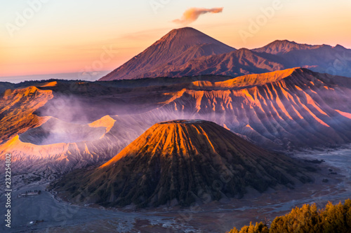 Wspina się Bromo wulkan w Bromo Tengger Semeru parku narodowym, Wschodni Jawa, Indonezja (Gunung Bromo).