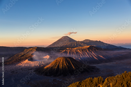 Wspina się Bromo wulkan w Bromo Tengger Semeru parku narodowym, Wschodni Jawa, Indonezja (Gunung Bromo).