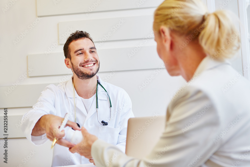 Fototapeta premium Freundlicher Arzt als Hausarzt