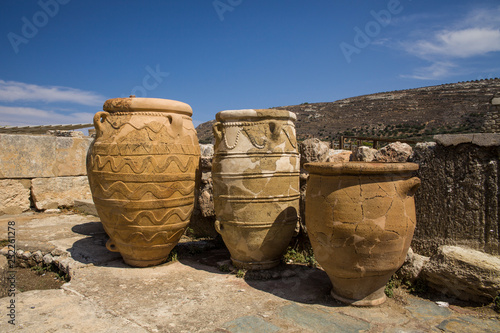 Ogromne starożytne gliniane wazy i kamfory. Stare naczynia, kamfory i dzbany. Przechowywanie wina i żywności. Pałac w Knossos, Grecja.