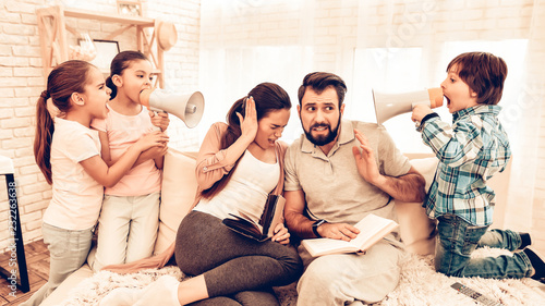 Foto Naughty Children Annoying Parents Reading Books